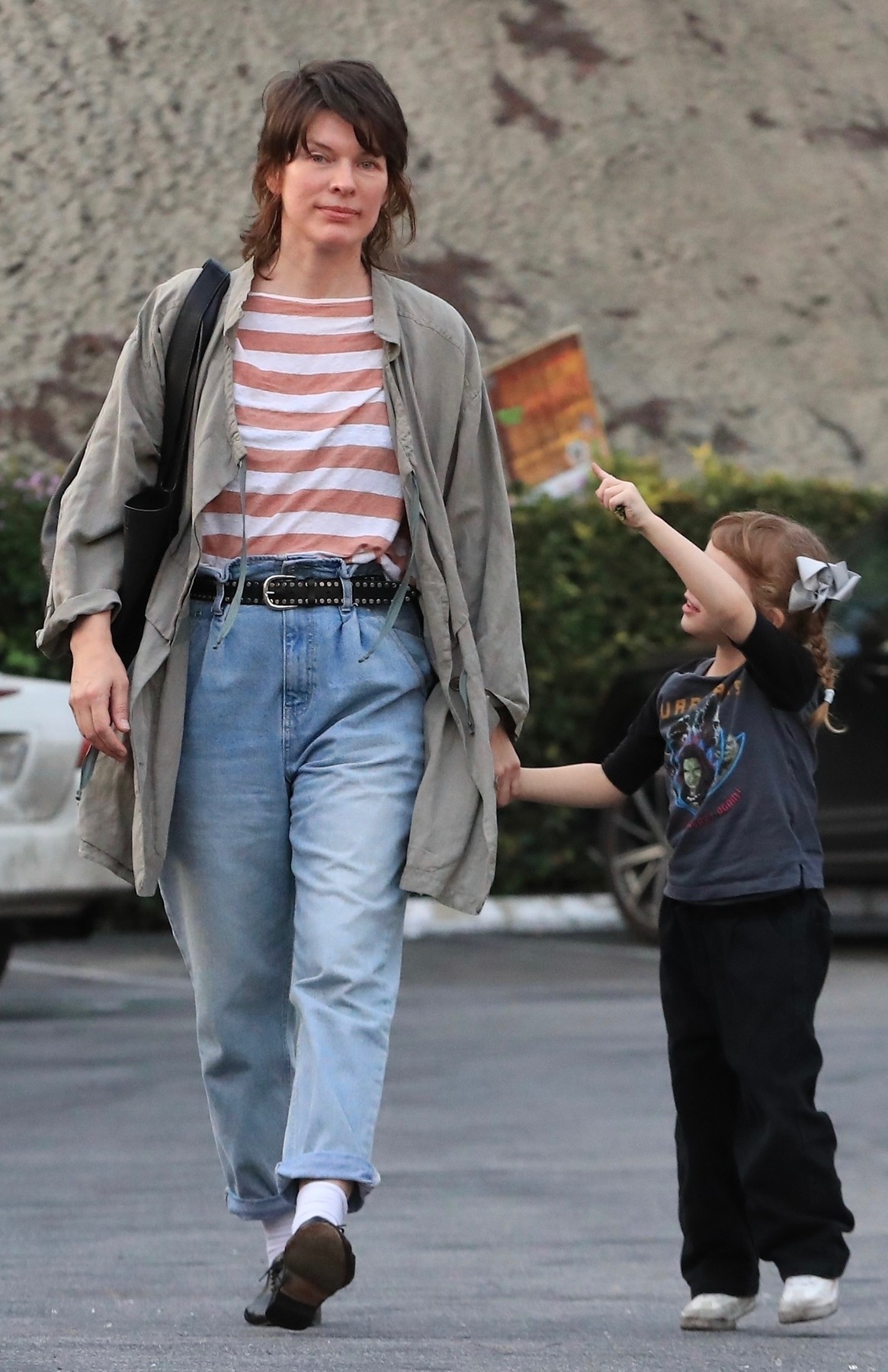 Cum a ajuns sa arate Milla Jovovich la 57 de ani