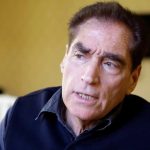 Cum a venit Petre Roman sa-si ia ramas bun de la Mioara Roman. Ce tinea in mana, primele imagini