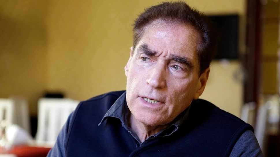 Cum a venit Petre Roman sa-si ia ramas bun de la Mioara Roman. Ce tinea in mana, primele imagini