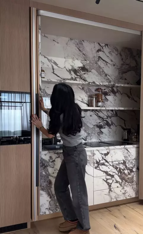 Cum arata bucataria Ioanei Grama, care se transforma intr-un singur dulap 11