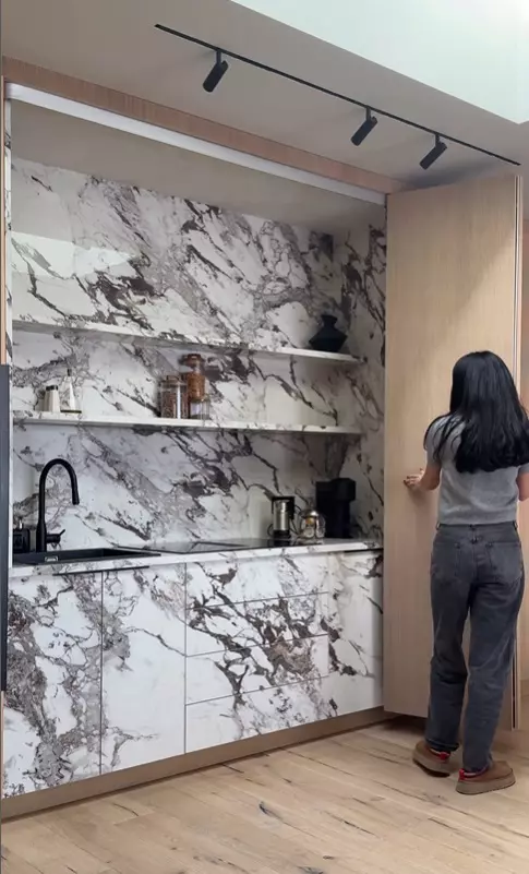 Cum arata bucataria Ioanei Grama, care se transforma intr-un singur dulap 12