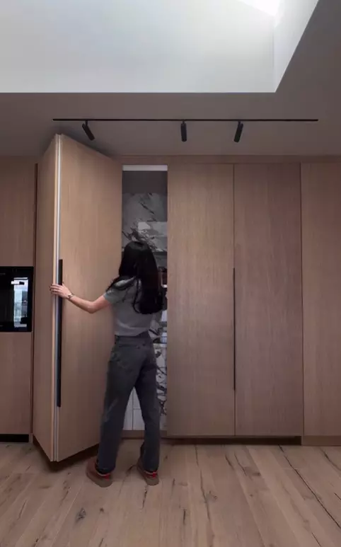 Cum arata bucataria Ioanei Grama, care se transforma intr-un singur dulap 13