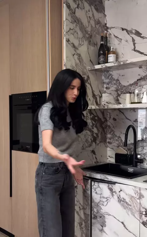 Cum arata bucataria Ioanei Grama, care se transforma intr-un singur dulap 8