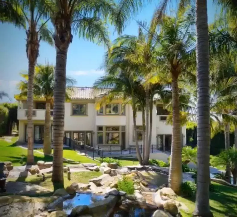 Cum arata casa in care locuiesc Monica Gabor si Mr. Pink in Los Angeles 13