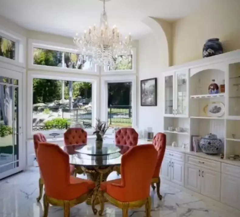 Cum arata casa in care locuiesc Monica Gabor si Mr. Pink in Los Angeles 15