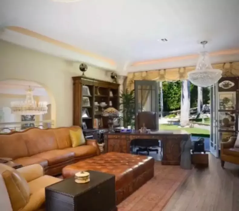 Cum arata casa in care locuiesc Monica Gabor si Mr. Pink in Los Angeles 17