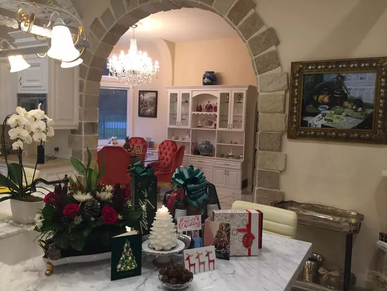 Cum arata casa in care locuiesc Monica Gabor si Mr. Pink in Los Angeles 7