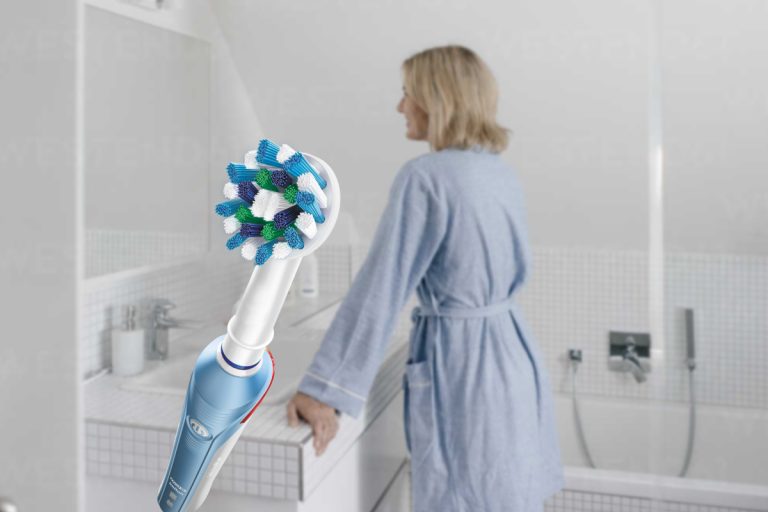 Cum se folosește corect periuța de dinți electrică. Greșelile pe care multă lume le face