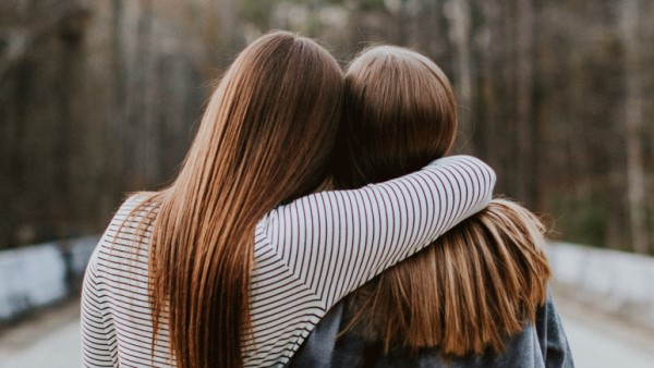 Fosta iubită a iubitului meu a devenit prietena mea cea mai bună. Mi-a fost aproape mereu, nu vreau să renunț la relația cu ea