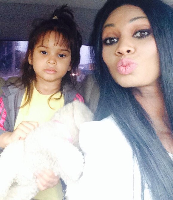 Laurette, reactie transanta dupa ce a fost criticata ca cere ajutor social pentru a-si creste fiica 8