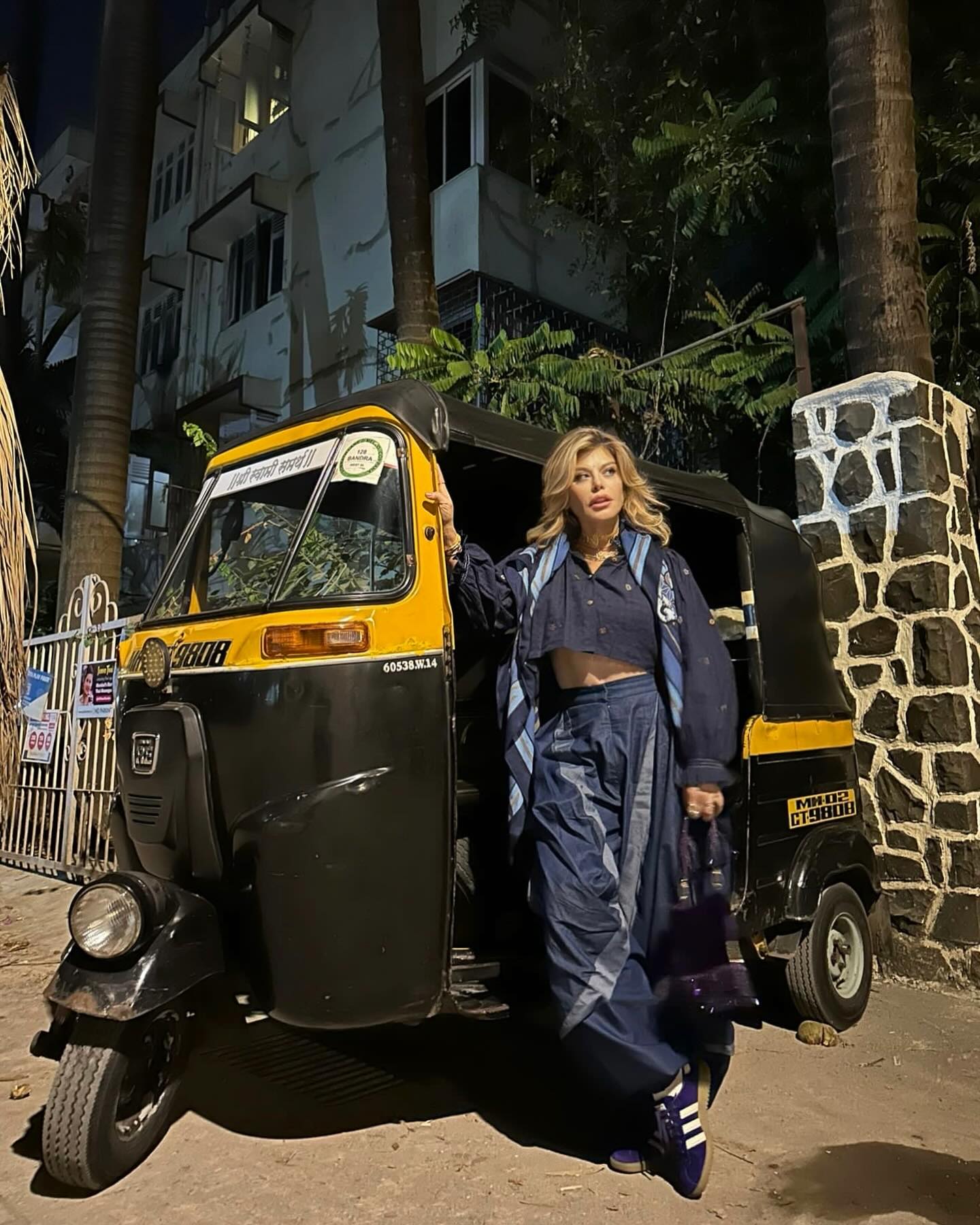 Loredana Groza a ridicat gradele in termometre cu tinuta sa minuscula 8