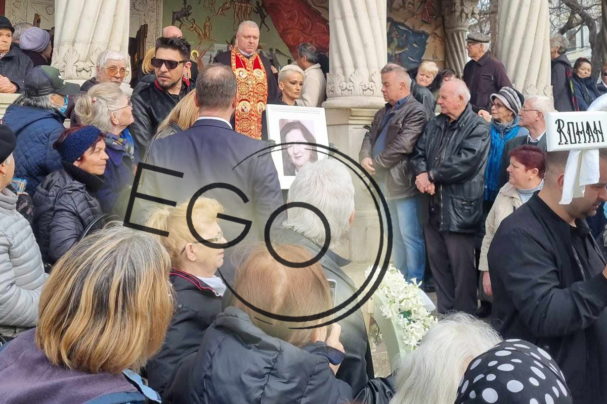 Sicriul cu trupul neinsufletit al Mioarei Roman, scos din biserica si dus la cimitir 1