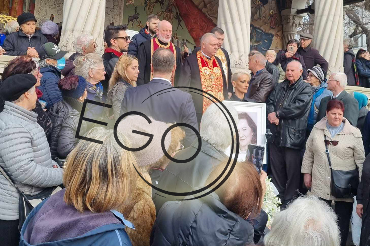 Sicriul cu trupul neinsufletit al Mioarei Roman, scos din biserica si dus la cimitir 2