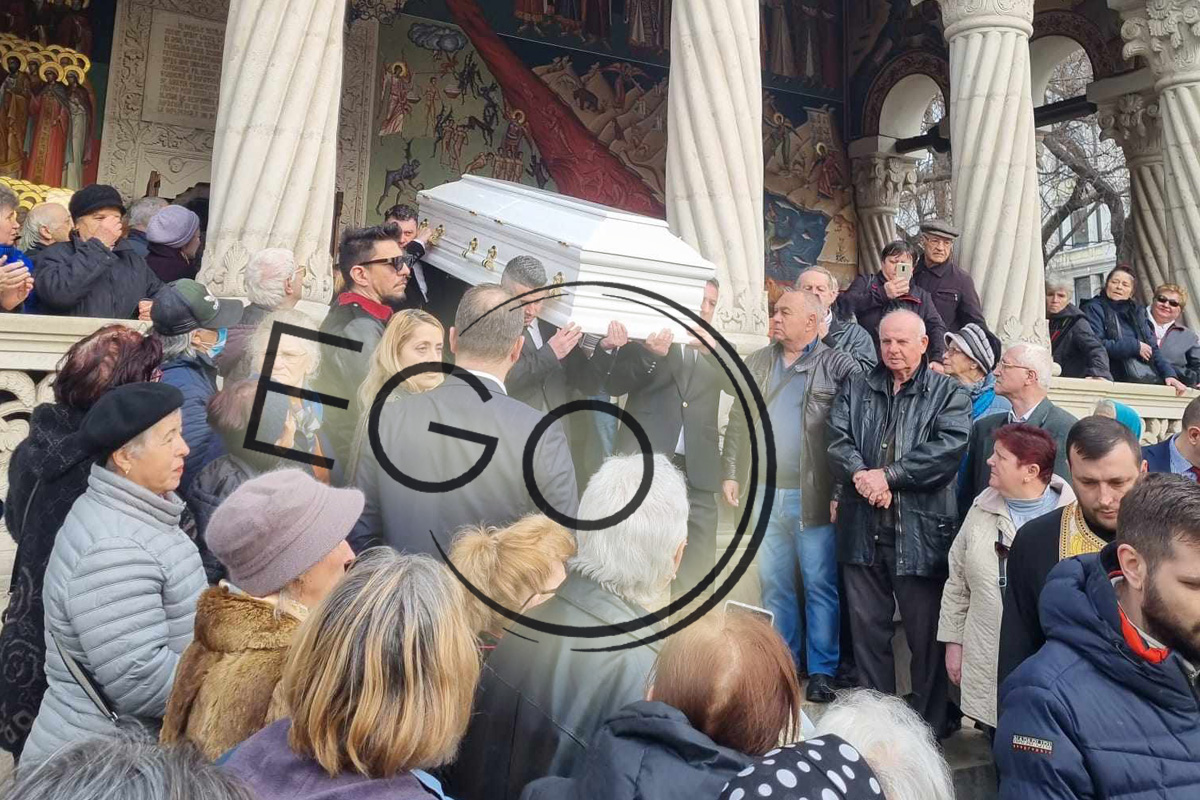 Sicriul cu trupul neinsufletit al Mioarei Roman, scos din biserica si dus la cimitir