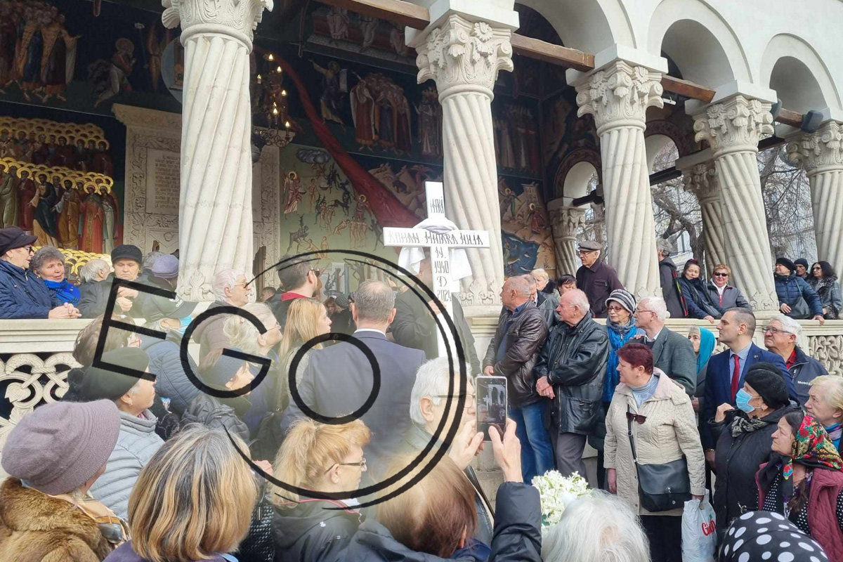 Sicriul cu trupul neinsufletit al Mioarei Roman, scos din biserica si dus la cimitir 4