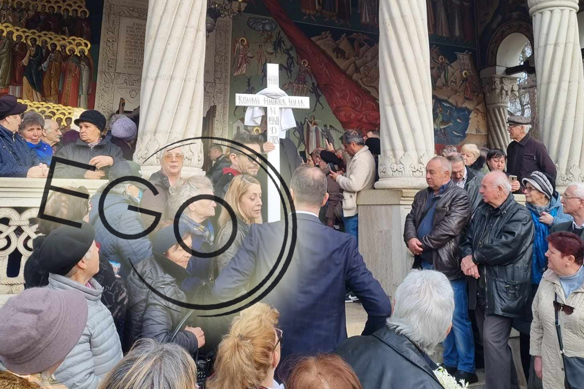 Sicriul cu trupul neinsufletit al Mioarei Roman, scos din biserica si dus la cimitir 5