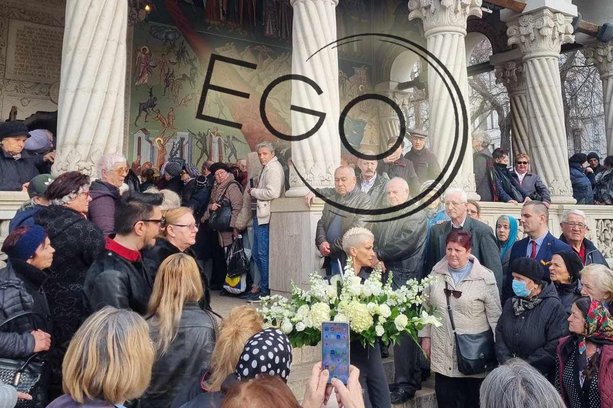 Sicriul cu trupul neinsufletit al Mioarei Roman, scos din biserica si dus la cimitir 6