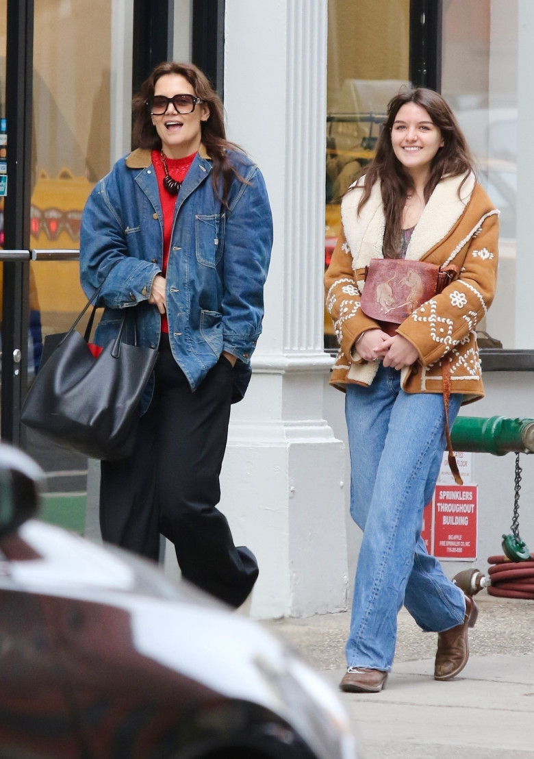 Katie Holmes și Suri Cruise în Manhattan. Profimedia