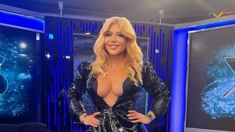 Decolteul uriaș cu care a apărut Loredana Groza în public. A făcut furori în această rochie, fanii nu și-au mai luat privirile de la ea