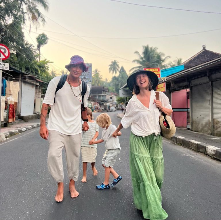 Cum își educă Radu Vâlcan cei trei băieți: ”Cred că de fapt asta este cheia”. Fiul cel mare pare să le calce pe urme părinților VIDEO EXCLUSIV