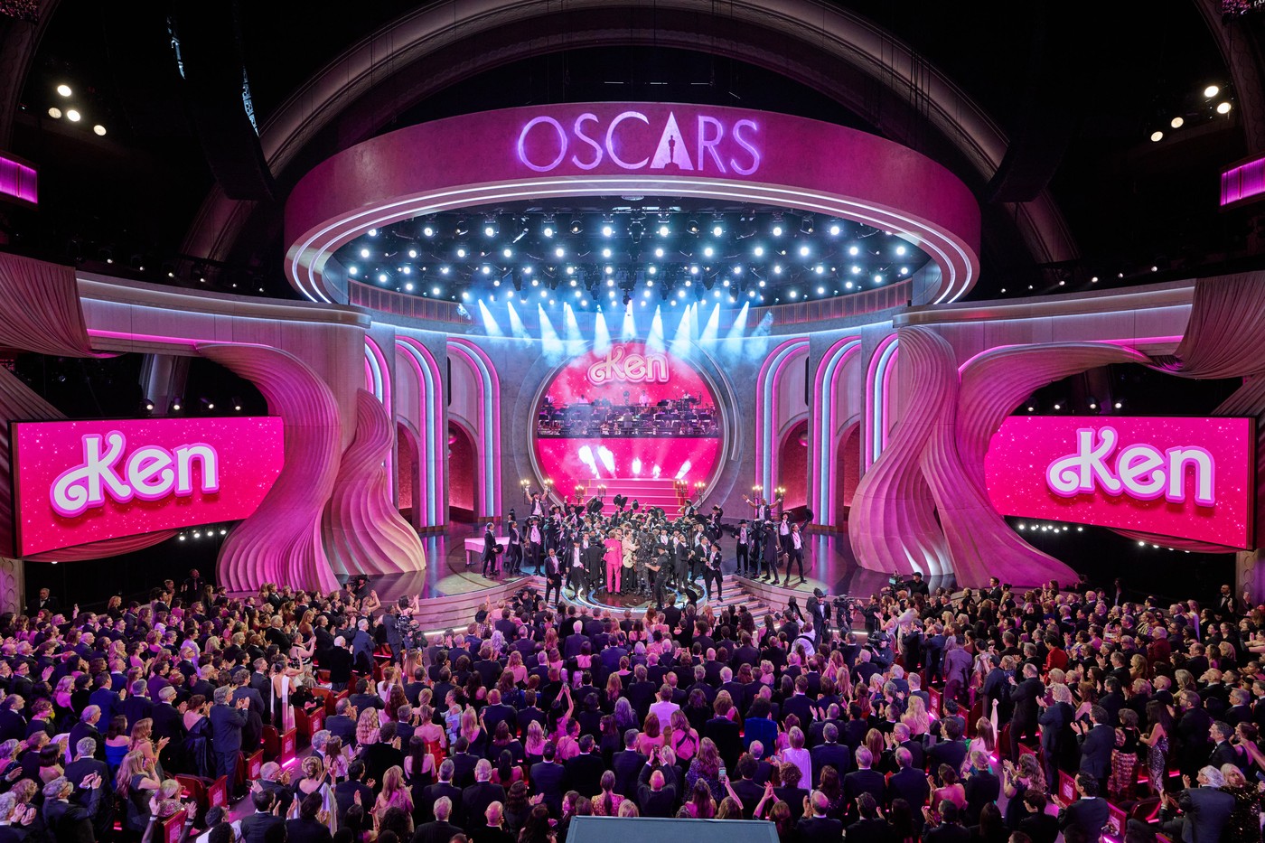 Actorul care a apărut complet dezbrăcat la Premiile Oscar 2024. I-a uimit pe toți când și-a făcut apariția pe scenă