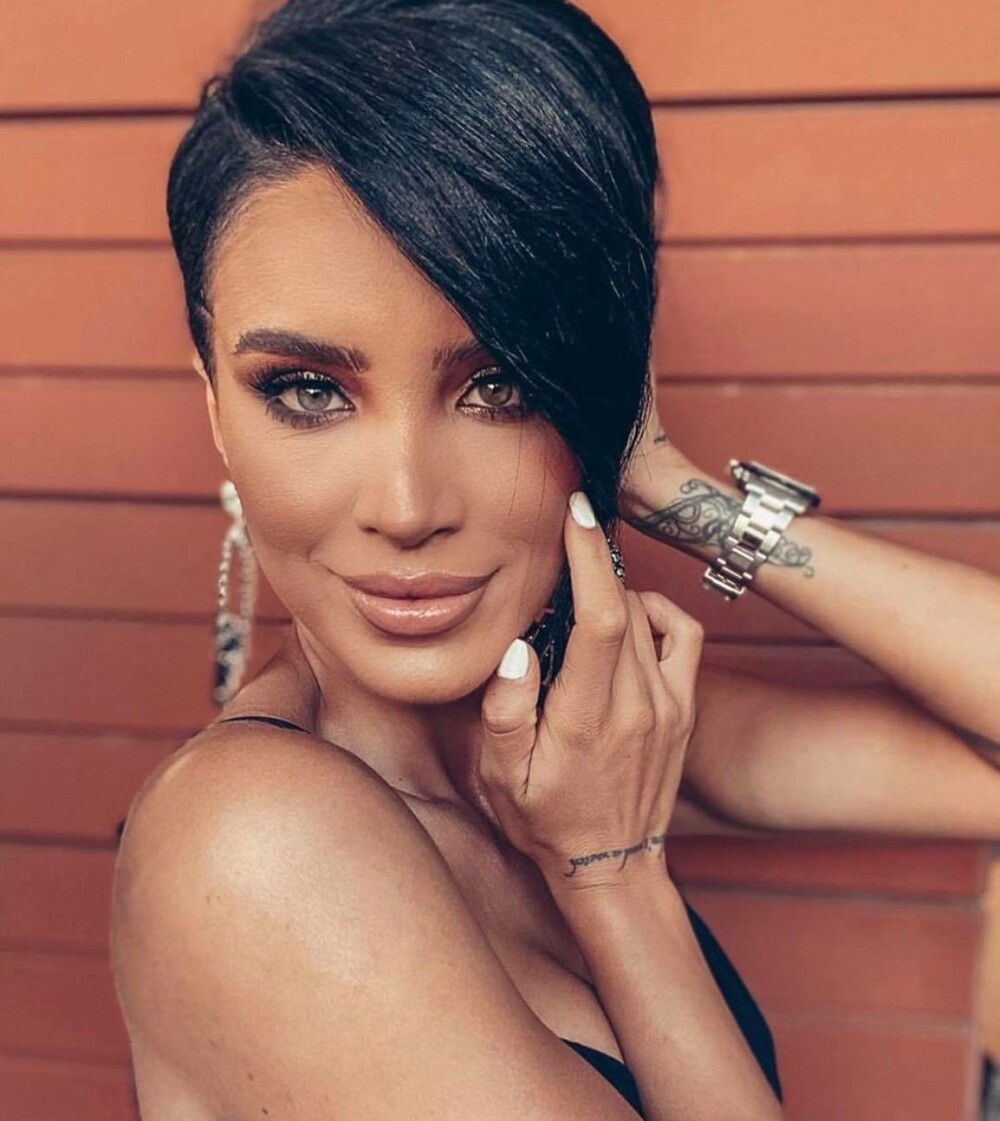 Adelina Pestritu, surprinsa in lenjerie intima pe balcon 18