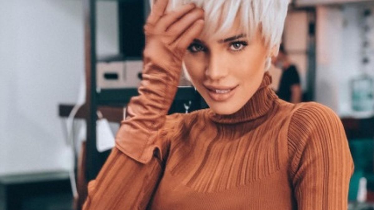 Adelina Pestritu, surprinsa in lenjerie intima pe balcon 19