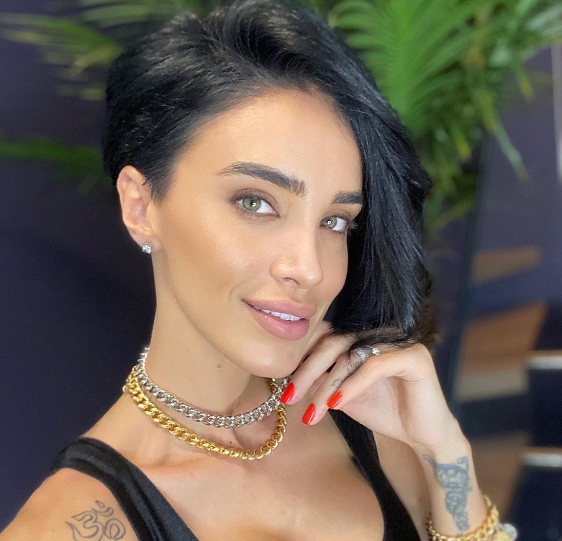 Adelina Pestritu, surprinsa in lenjerie intima pe balcon 20