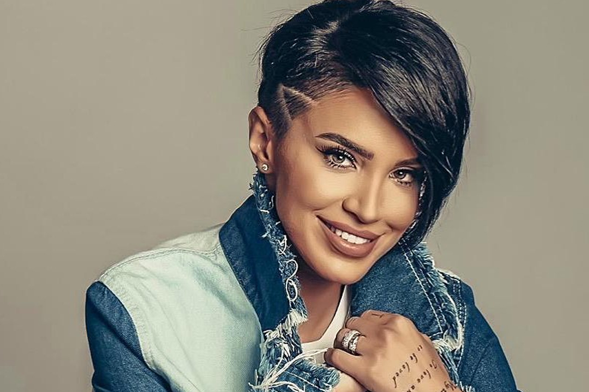 Adelina Pestritu, surprinsa in lenjerie intima pe balcon 26