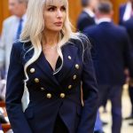 Ce tinuta a purtat Laura Vicol, nasa de cununie a Roxanei Vancea, la eveniment 9