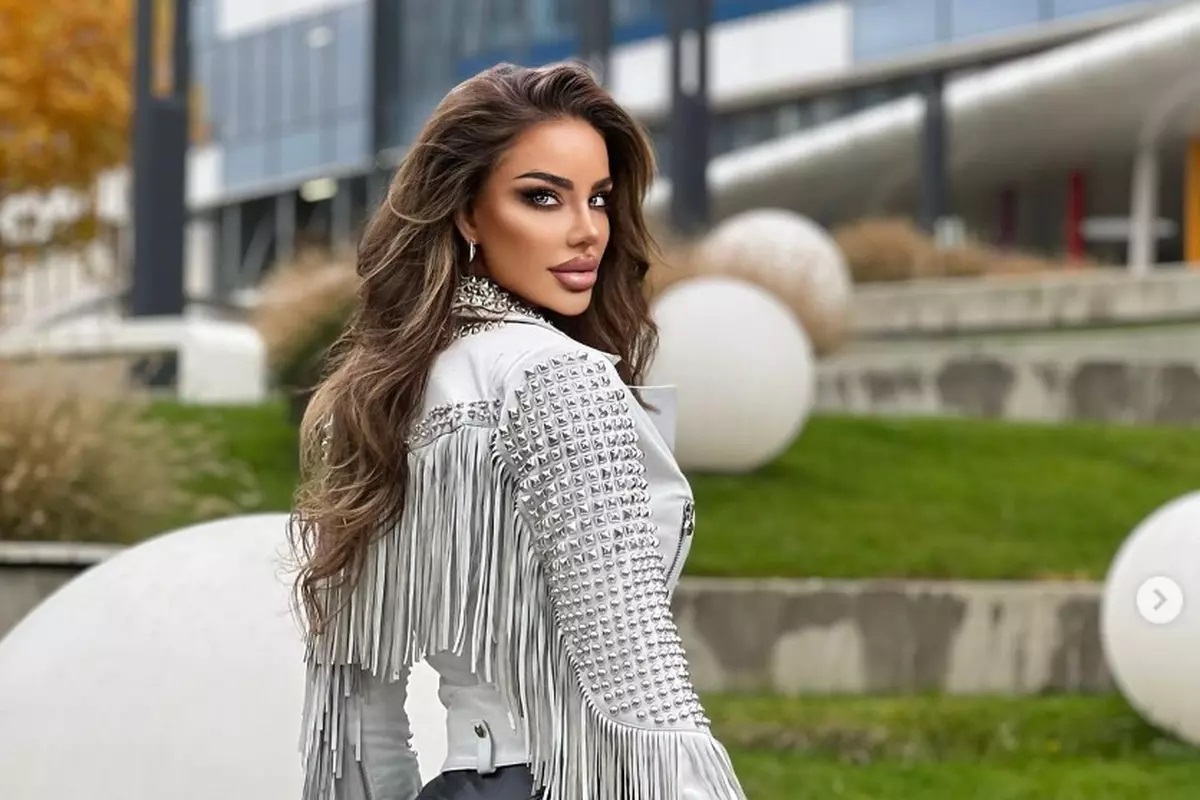 Ce tinute a purtat Bianca Dragusanu la super petrecerea data de ziua ei