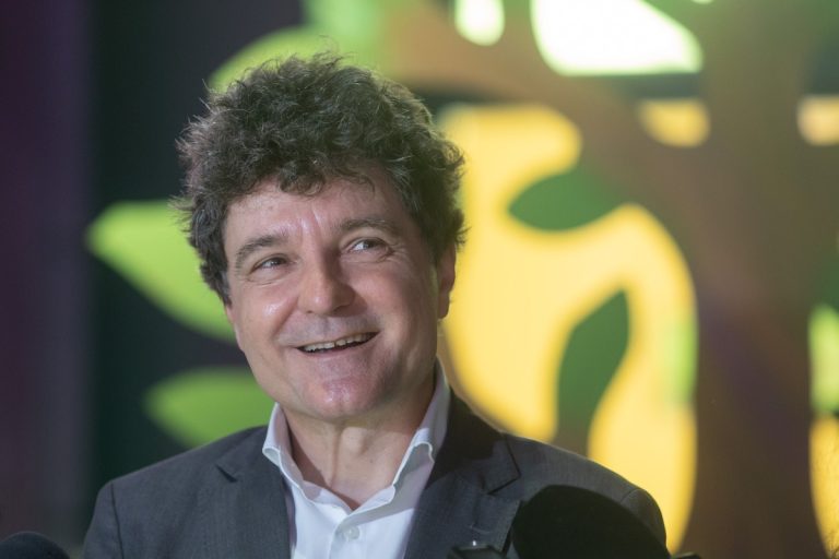 Cine este și cum arată soția lui Nicușor Dan. S-au cunoscut în urmă cu 19 ani, imagini de colecție cu edilul Capitalei și partenera lui de viață