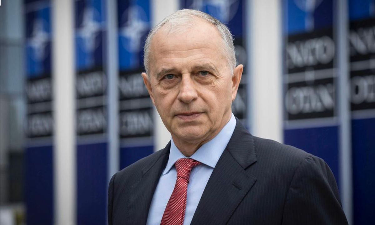 Cum arata Mircea Geoana in tinerete 12