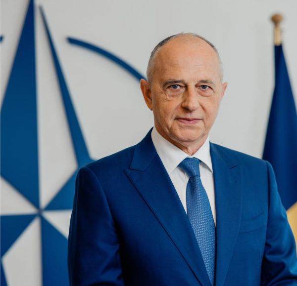 Cum arata Mircea Geoana in tinerete 16