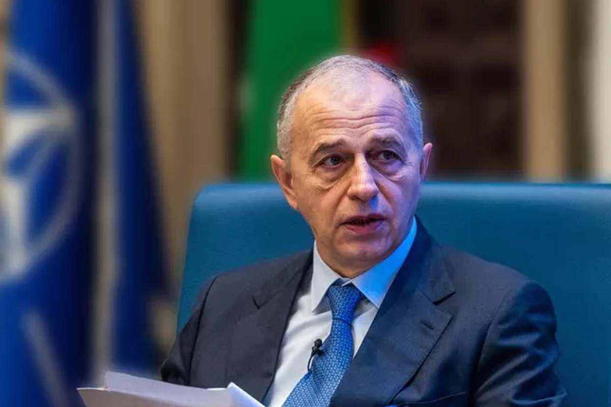 Cum arata Mircea Geoana in tinerete 9