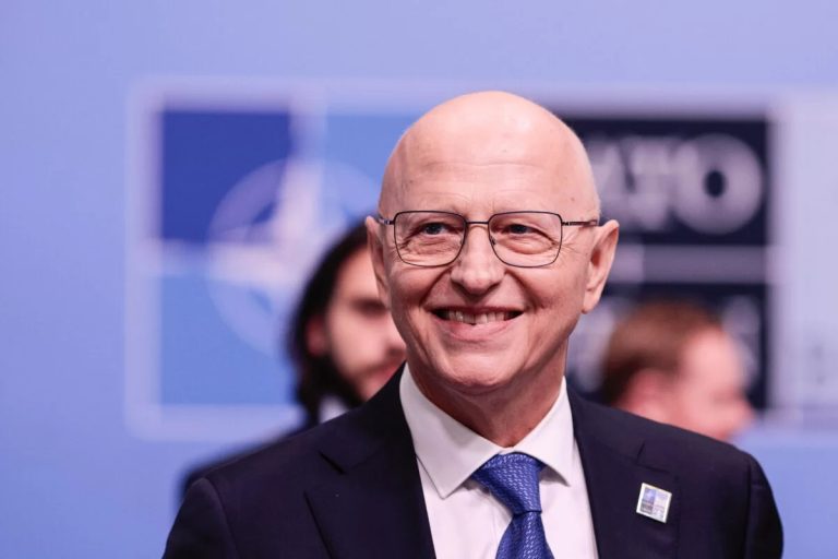 Cum arăta Mircea Geoană în tinerețe. Fotografii senzaționale, sigur nu-l recunoști când era taximetrist FOTO