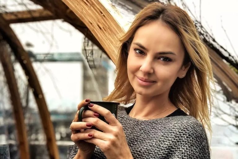 Cum arăta Roxana Ionescu, când s-a lansat la “Fata de la pagina 5”. Era brunetă pe atunci și poza provocator cu decolteul generos la înaintare