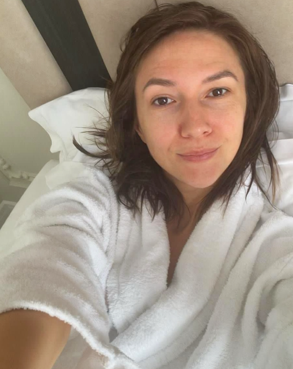 Cum s-a pozat Adela Popescu în intimitate. I-a trimis apoi imaginea soțului ei, aflat la filmări în Thailanda