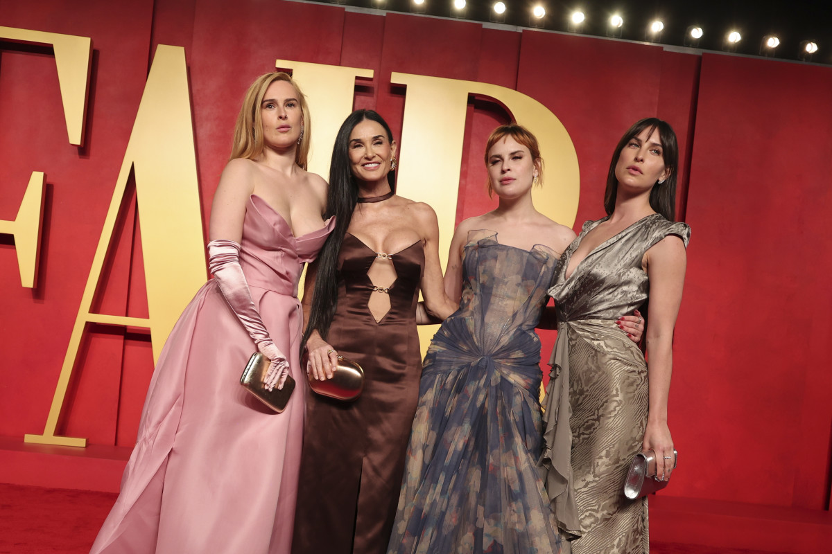 Cum si-a facut aparitia Demi Moore la Gala Premiilor Oscar 2024 2