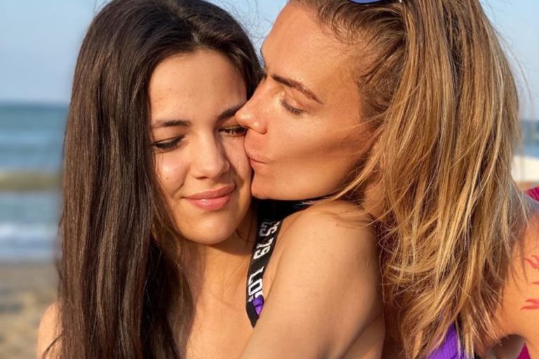 Fiica Roxanei Ciuhulescu se pregătește să ia permisul la 16 ani: “Copilul trebuie să muncească!” VIDEO EXCLUSIV