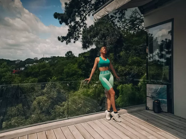 Imagini impresionante din apartamentul de lux in care locuieste Alina Ceusan cu familia ei 13