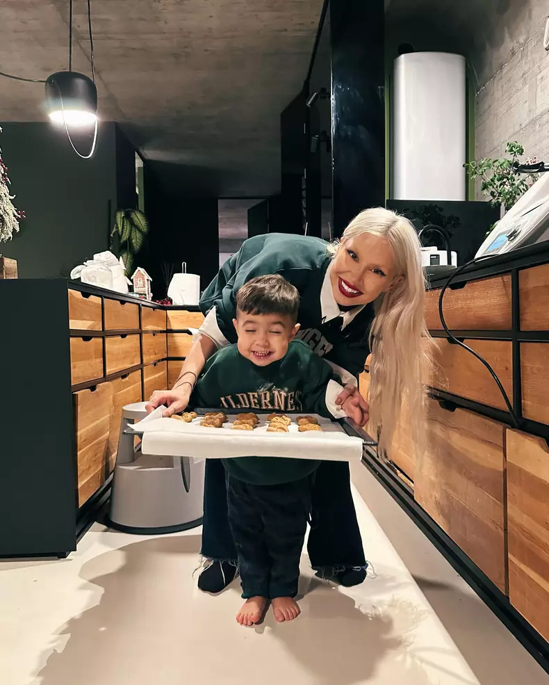 Imagini impresionante din apartamentul de lux in care locuieste Alina Ceusan cu familia ei 14