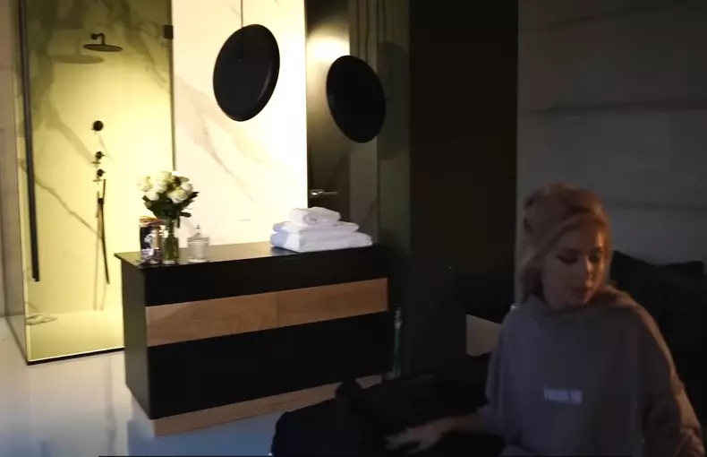 Imagini impresionante din apartamentul de lux in care locuieste Alina Ceusan cu familia ei 16