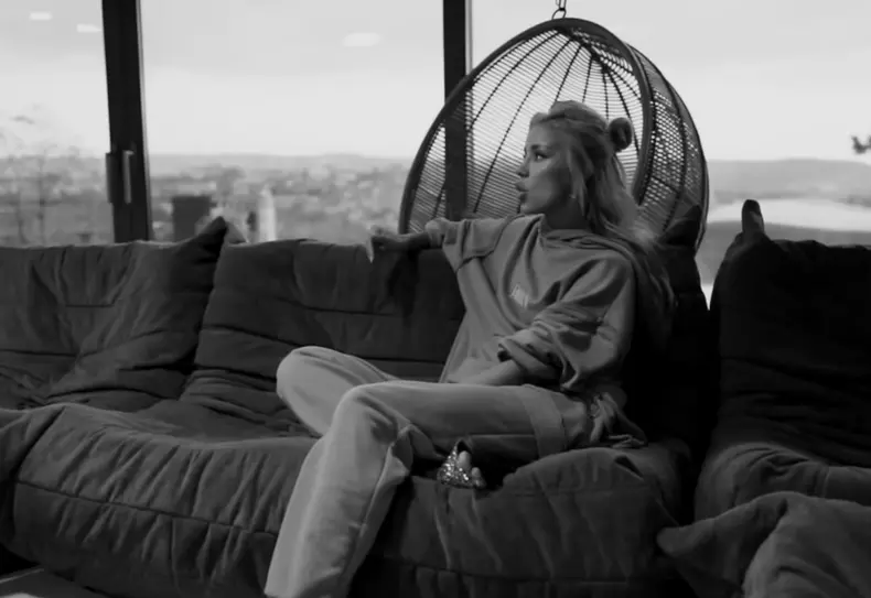 Imagini impresionante din apartamentul de lux in care locuieste Alina Ceusan cu familia ei 7