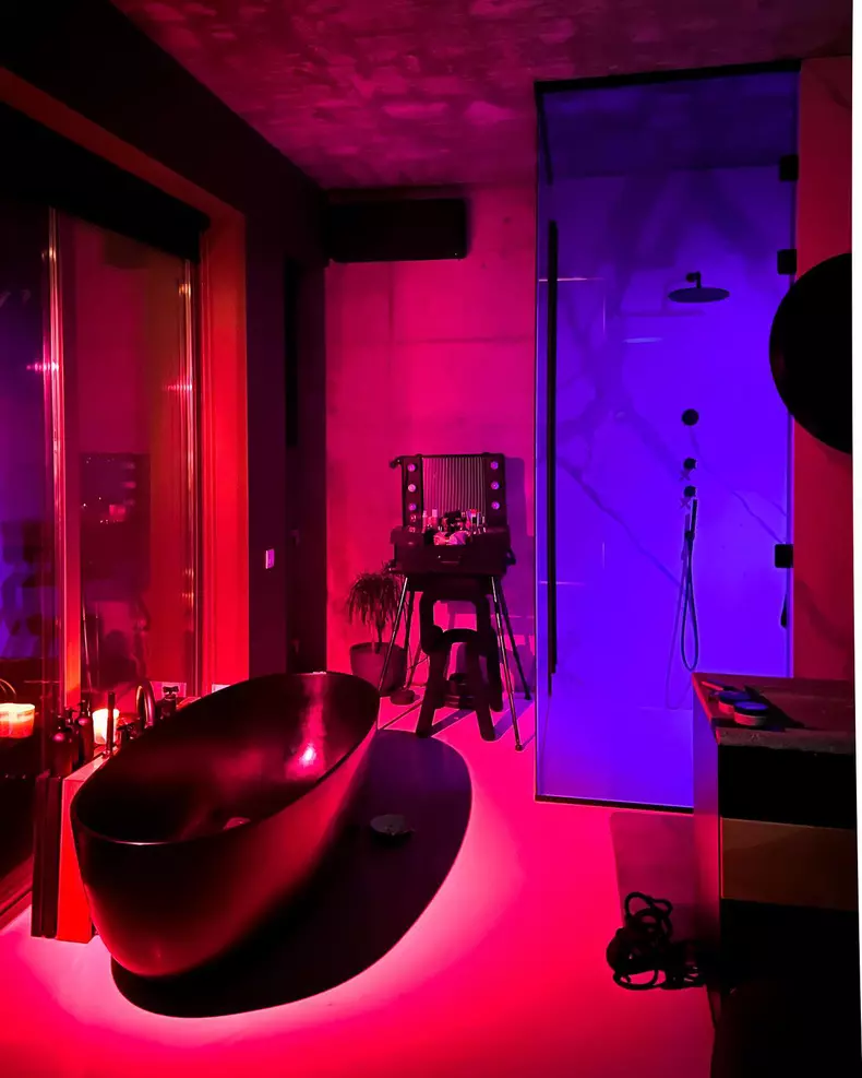 Imagini impresionante din apartamentul de lux in care locuieste Alina Ceusan cu familia ei 9