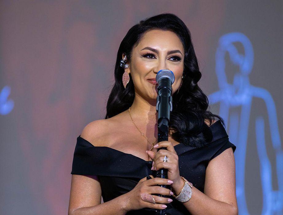 Ipostaze rare cu Andra in costum de baie 11