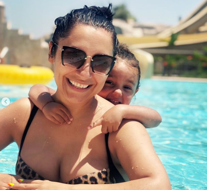 Ipostaze rare cu Andra in costum de baie 13