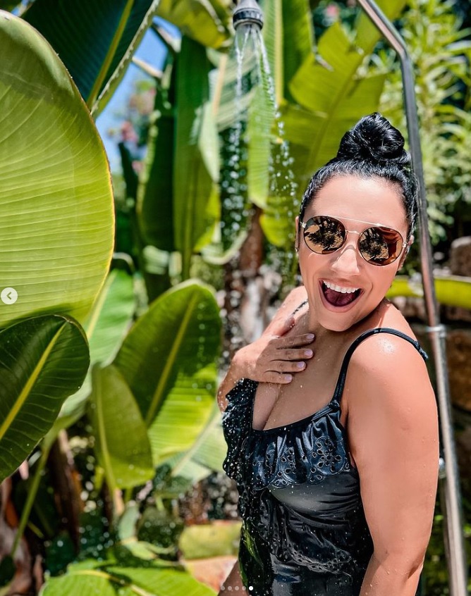 Ipostaze rare cu Andra in costum de baie 14