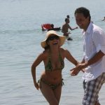 Ipostaze rare cu Andra in costum de baie