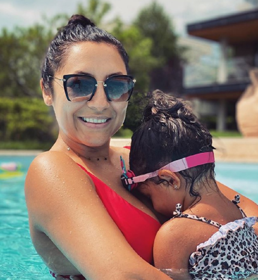 Ipostaze rare cu Andra in costum de baie 17